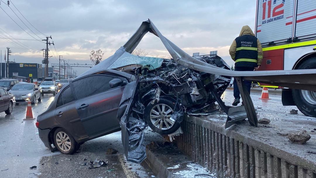 Kocaeli&rsquo;de otomobil bariyerlere ok gibi saplandı! 25 metrelik metal aksamı kopardı 5