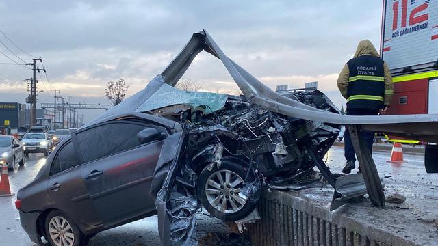 Kocaeli’de otomobil bariyerlere ok gibi saplandı! 25 metrelik metal aksamı kopardı