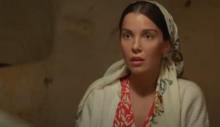 İddialı pozlar! Beyaz b&uuml;stiyeriyle fiziğini sergiledi