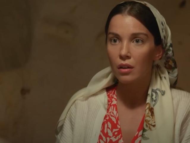 İddialı pozlar! Beyaz b&uuml;stiyeriyle fiziğini sergiledi