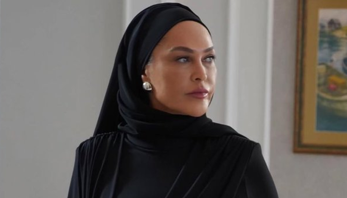 H&uuml;lya Avşar'ın baş&ouml;rt&uuml;s&uuml; yorumu sosyal medyayı ikiye b&ouml;ld&uuml;