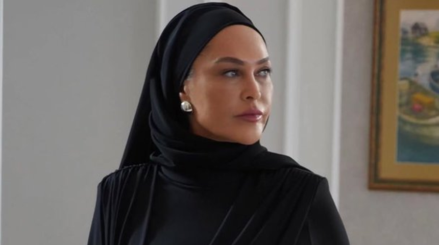 H&uuml;lya Avşar'ın baş&ouml;rt&uuml;s&uuml; yorumu sosyal medyayı ikiye b&ouml;ld&uuml;