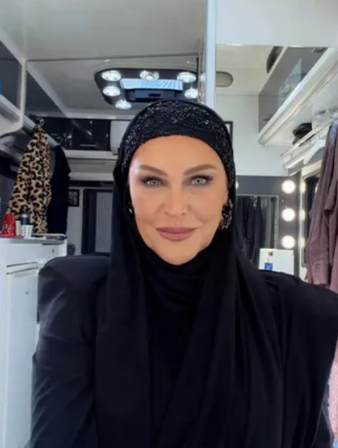 H&uuml;lya Avşar ın baş&ouml;rt&uuml;s&uuml; yorumu sosyal medyayı ikiye b&ouml;ld&uuml; 1