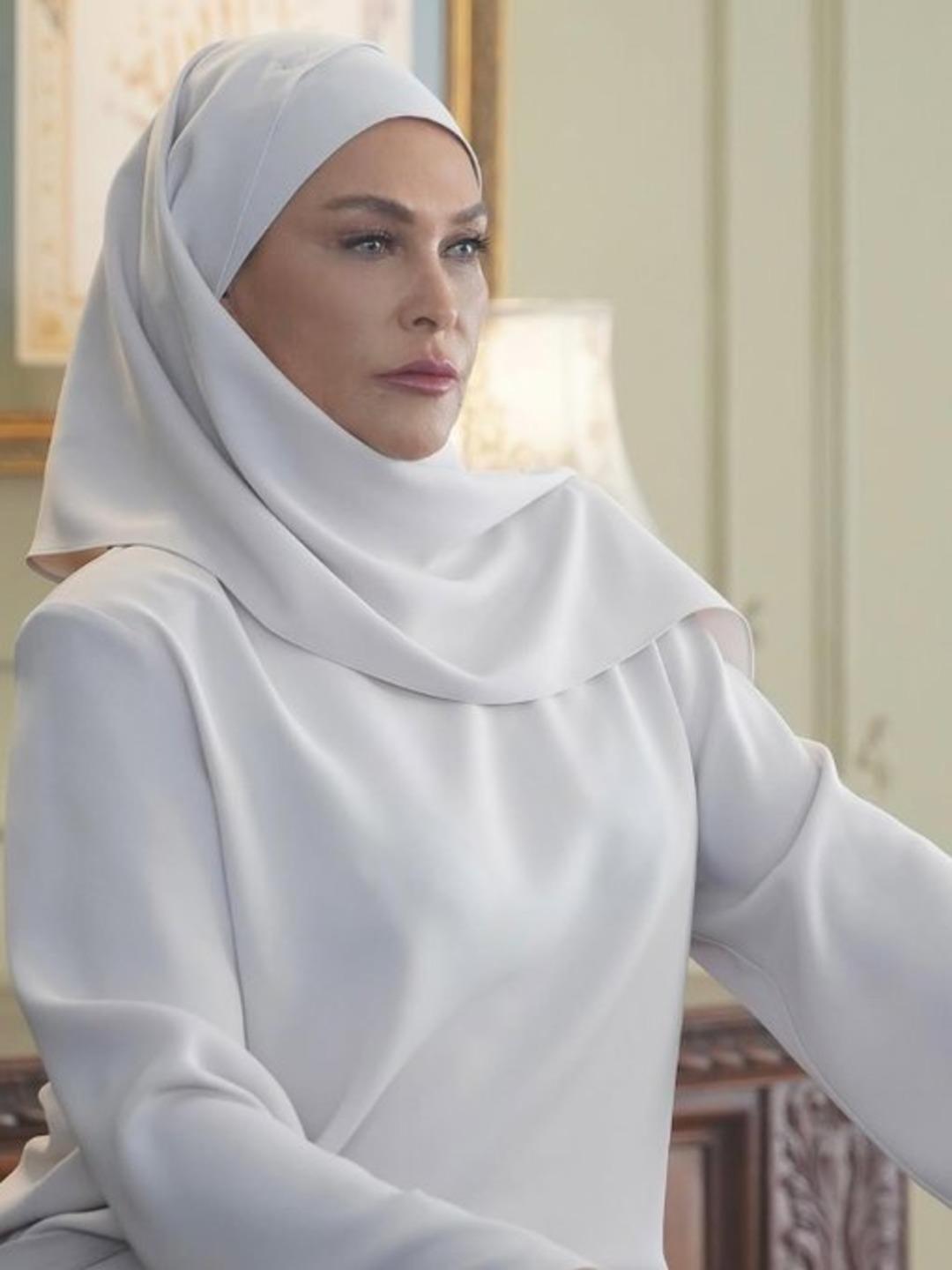 H&uuml;lya Avşar ın baş&ouml;rt&uuml;s&uuml; yorumu sosyal medyayı ikiye b&ouml;ld&uuml; 2