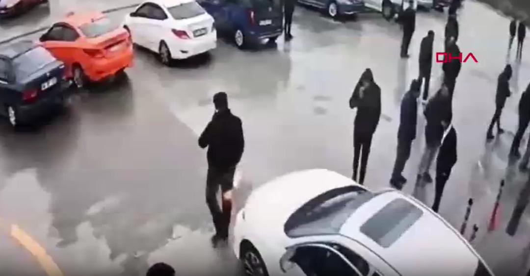 Ankara da polisin darp edilerek &ouml;ld&uuml;r&uuml;lmesine ilişkin g&ouml;r&uuml;nt&uuml;ler ortaya &ccedil;ıktı! Acılı eşi konuştu: "20-30 kişilik bir grup eşimin &uuml;st&uuml;ne saldırdı" 1