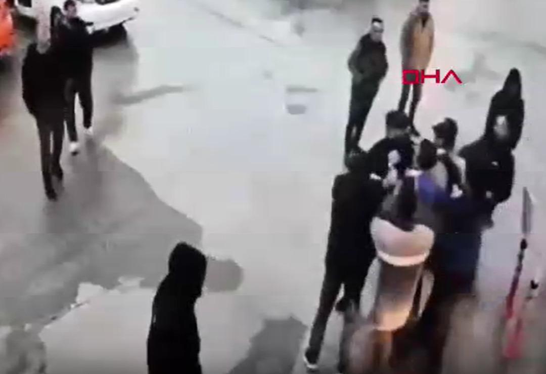 Ankara da polisin darp edilerek &ouml;ld&uuml;r&uuml;lmesine ilişkin g&ouml;r&uuml;nt&uuml;ler ortaya &ccedil;ıktı! Acılı eşi konuştu: "20-30 kişilik bir grup eşimin &uuml;st&uuml;ne saldırdı" 2