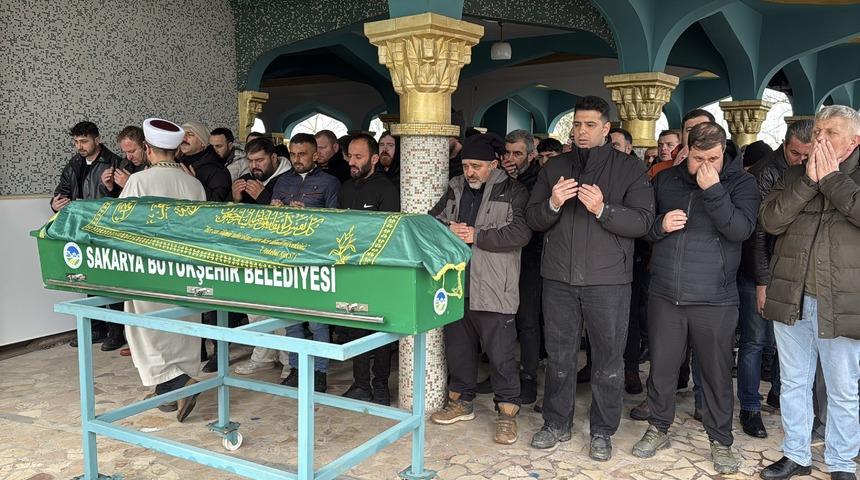 Emekli polisin &ouml;ld&uuml;rd&uuml;ğ&uuml; MHP il&ccedil;e başkanı son yolculuğuna uğurlandı