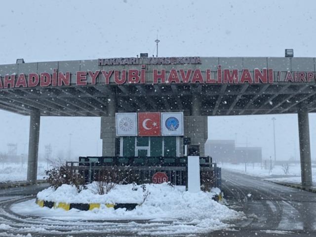 Y&uuml;ksekova&rsquo;da u&ccedil;ak seferlerine sis ve kar engeli