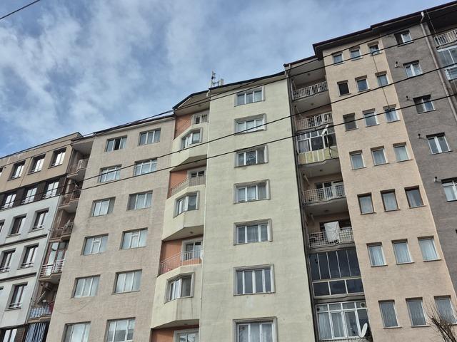 Baz istasyonuna bakım yaparken &ccedil;atıdan d&uuml;şen iş&ccedil;i ağır yaralandı