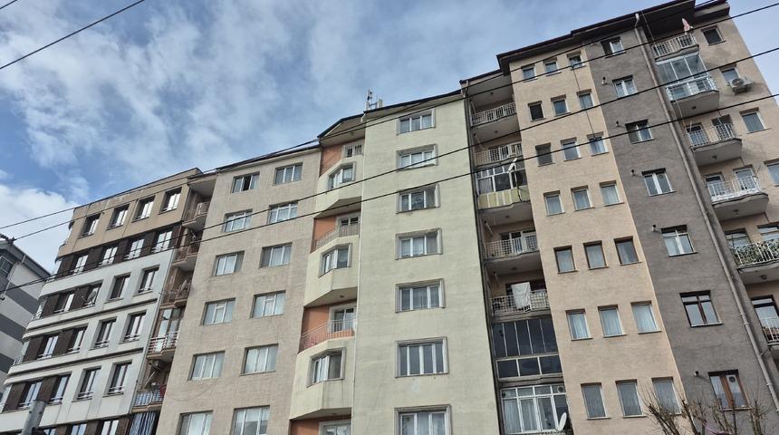 Baz istasyonuna bakım yaparken &ccedil;atıdan d&uuml;şen iş&ccedil;i ağır yaralandı