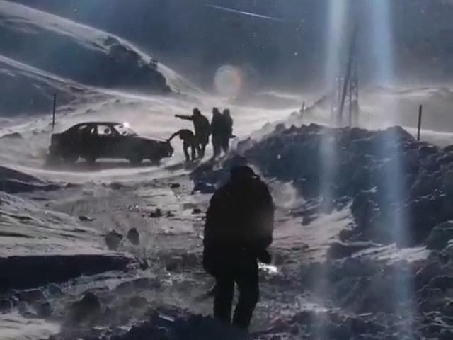 Sincik-Malatya yolunda mahsur kalan ara&ccedil; kurtarıldı