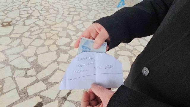 Camide tuvaleti kullandı, notla birlikte para bıraktı 5