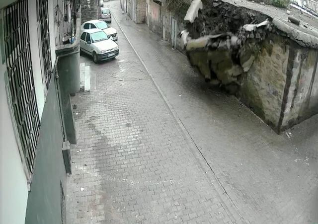 Siverek&rsquo;te duvar &ccedil;&ouml;kt&uuml;: 2 &ccedil;ocuk saniyelerle kurtuldu 2