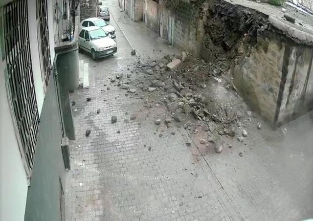 Siverek&rsquo;te duvar &ccedil;&ouml;kt&uuml;: 2 &ccedil;ocuk saniyelerle kurtuldu 1