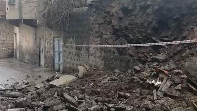 Siverek’te duvar çöktü: 2 çocuk saniyelerle kurtuldu
