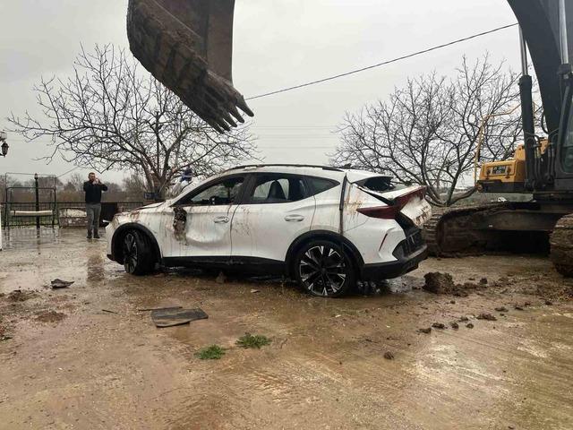 İzmir&rsquo;de dere yatağına devrilen otomobilde &ouml;len iki kardeşin cenazeleri teslim alındı 1