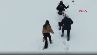 Karlara bata &ccedil;ıka Paland&ouml;ken&rsquo;de kuşlar i&ccedil;in yem bıraktılar