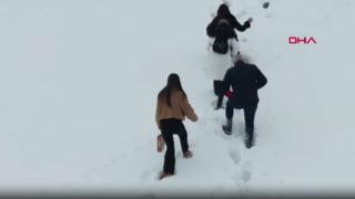 Karlara bata çıka Palandöken’de kuşlar için yem bıraktılar