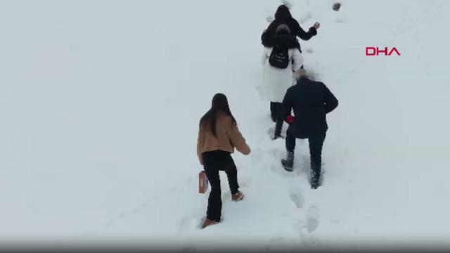 Karlara bata çıka Palandöken’de kuşlar için yem bıraktılar
