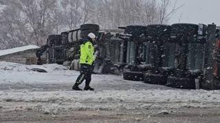 Bingöl’de tır devrildi: 1 yaralı