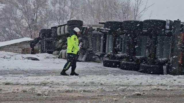 Bingöl’de tır devrildi: 1 yaralı