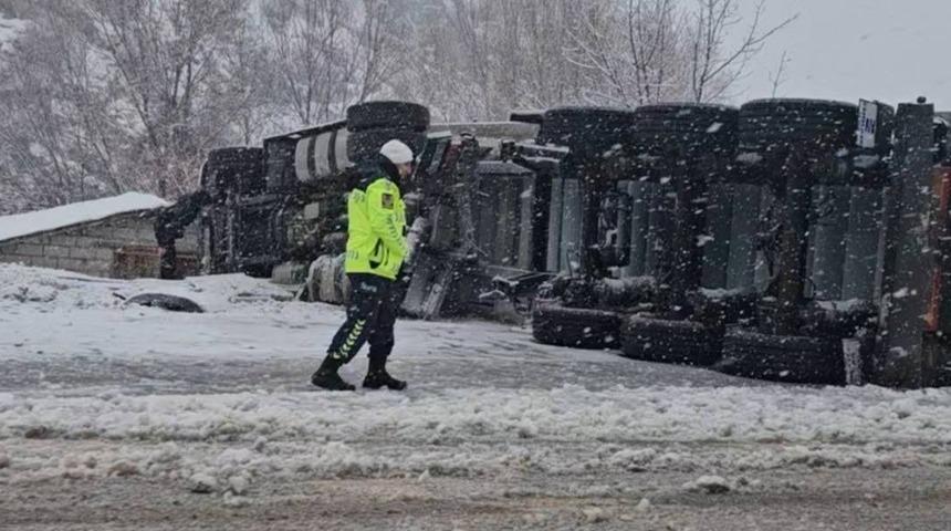 Bing&ouml;l&rsquo;de tır devrildi: 1 yaralı
