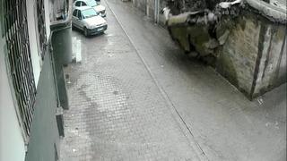 Siverek’te duvar çöktü: 2 çocuk saniyelerle kurtuldu