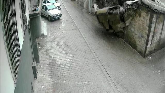 Siverek’te duvar çöktü: 2 çocuk saniyelerle kurtuldu