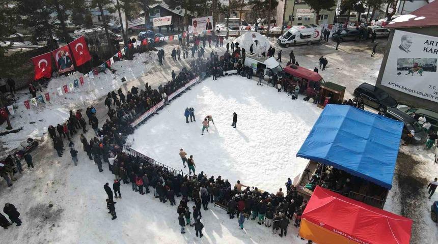 Artvin&rsquo;de 300 yıllık kar &uuml;st&uuml; karakucak geleneği yaşatılıyor