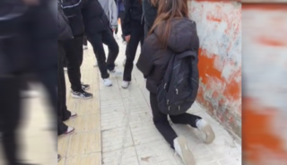 &Ouml;nce d&ouml;vd&uuml;ler sonra diz &ccedil;&ouml;kt&uuml;r&uuml;p &ouml;z&uuml;r dilettiler