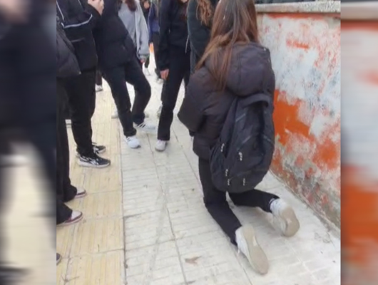 &Ouml;nce d&ouml;vd&uuml;ler sonra diz &ccedil;&ouml;kt&uuml;r&uuml;p &ouml;z&uuml;r dilettiler