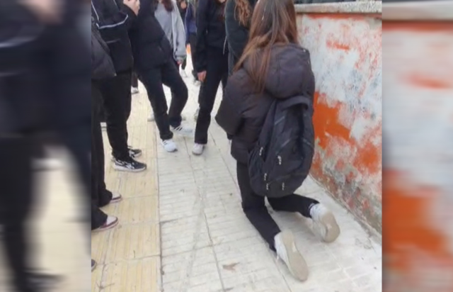 Önce dövdüler sonra diz çöktürüp özür dilettiler