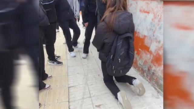 Çorum'da akran zorbalığı! Önce dövdüler sonra diz çöktürüp özür dilettiler