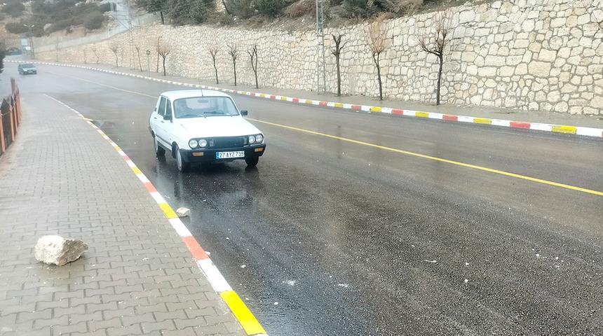 Dağdan kopan kaya, mahalledeki trafoya &ccedil;arptı