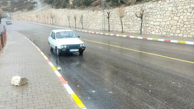 Dağdan kopan kaya, mahalledeki trafoya çarptı