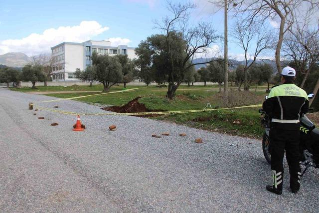 Eski su kuyusunun olduğu yol &ccedil;&ouml;kt&uuml; obruk oluştu 4