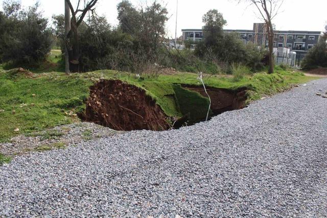 Eski su kuyusunun olduğu yol &ccedil;&ouml;kt&uuml; obruk oluştu 3