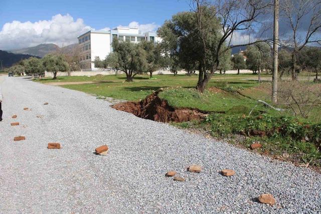 Eski su kuyusunun olduğu yol &ccedil;&ouml;kt&uuml; obruk oluştu 1