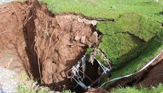Eski su kuyusunun olduğu yol &ccedil;&ouml;kt&uuml; obruk oluştu