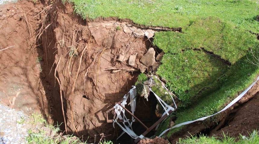 Eski su kuyusunun olduğu yol &ccedil;&ouml;kt&uuml; obruk oluştu