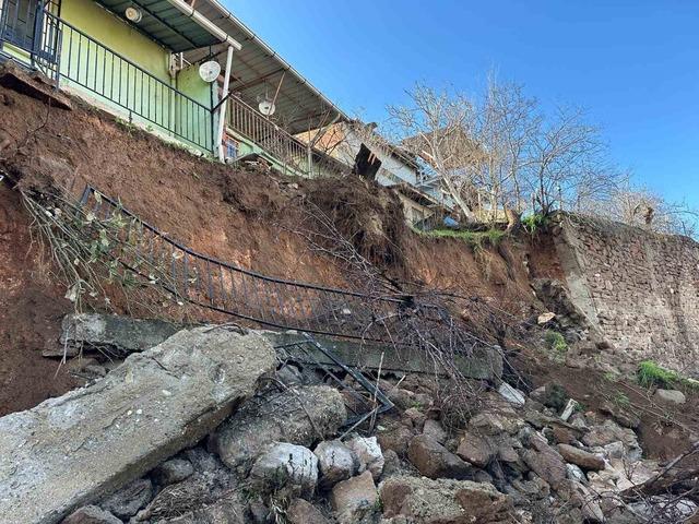 Uşak&rsquo;ta yağış sonrası istinat duvarı &ccedil;&ouml;kt&uuml; 1