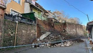 Uşak&rsquo;ta yağış sonrası istinat duvarı &ccedil;&ouml;kt&uuml;