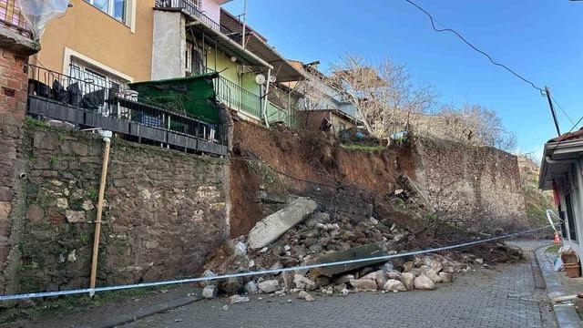 Uşak’ta yağış sonrası istinat duvarı çöktü