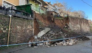 Uşak&rsquo;ta yağış sonrası istinat duvarı &ccedil;&ouml;kt&uuml;, toprak kayması yaşandı: 3 ev tahliye edildi