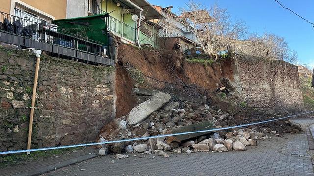 Uşak’ta yağış sonrası istinat duvarı çöktü, toprak kayması yaşandı: 3 ev tahliye edildi
