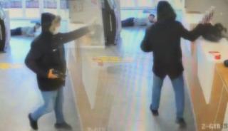 32 bin TL ile ka&ccedil;mıştı! İstanbul'daki banka soygununun g&ouml;r&uuml;nt&uuml;leri ortaya &ccedil;ıktı