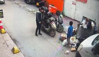 Soğukta &uuml;ş&uuml;yen &ccedil;ocuğa ceketini &ccedil;ıkarıp veren kurye kameraya yansıdı