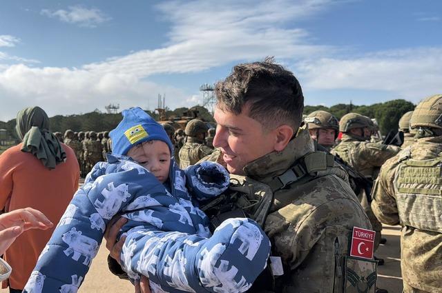 Almanya da NATO tatbikatına katılacak Mehmetçikleri aileleri uğurladı 4