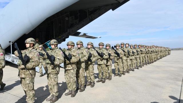 Almanya da NATO tatbikatına katılacak Mehmetçikleri aileleri uğurladı 3