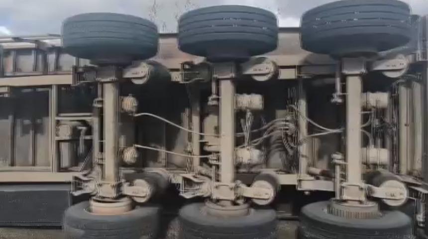 Kontrolden &ccedil;ıkan TIR devrildi